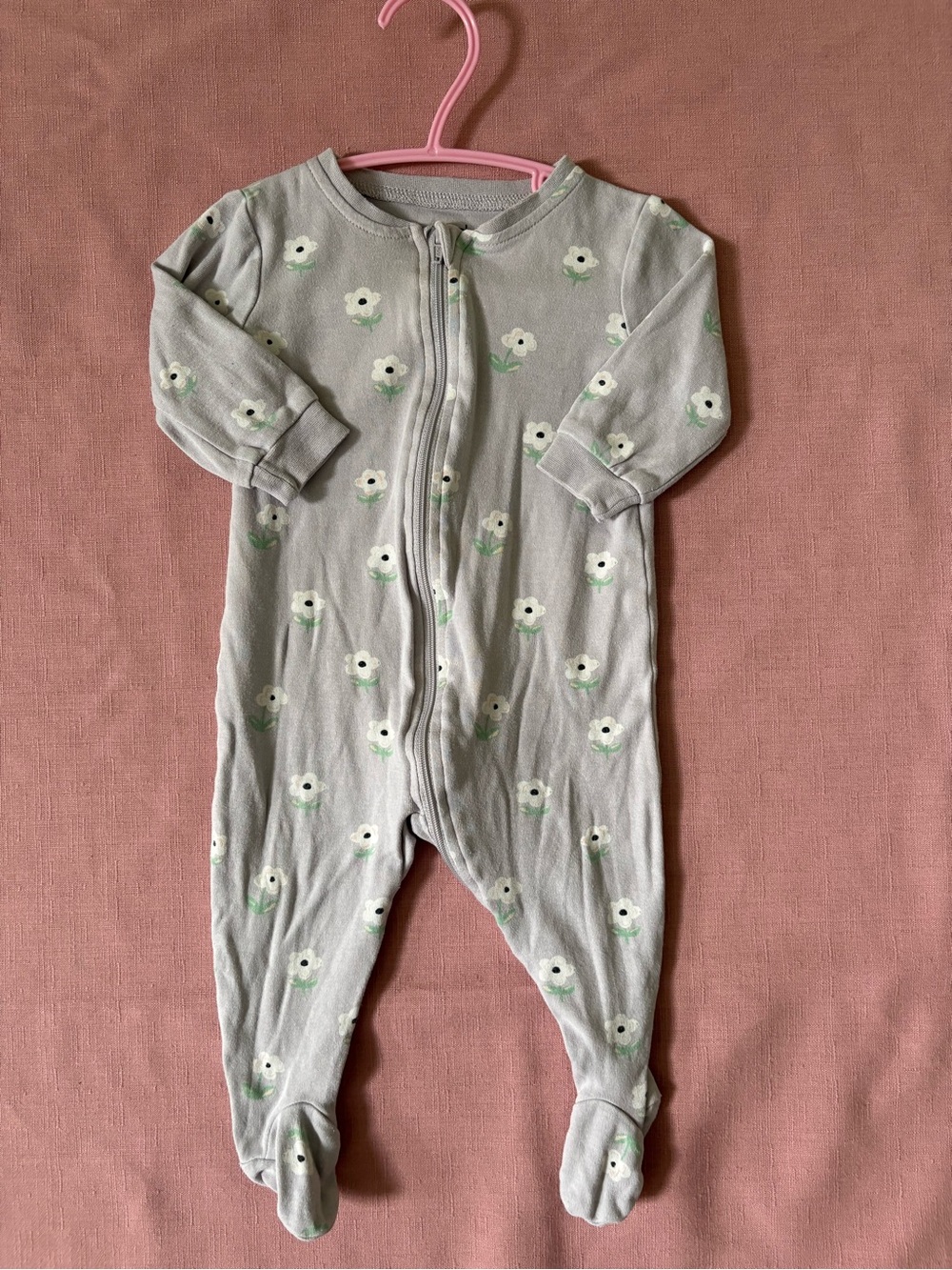 🌸 Baby Girl Floral Footed One-Piece - Light Gray with White Flowers